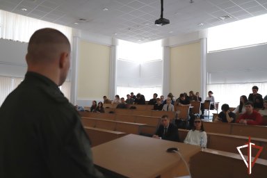 Офицер спецназа Росгвардии принял участие во встрече со студентами Югорского государственного универ