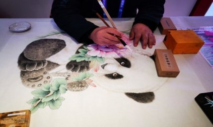 Хэцзэ стимулирует выращивание пионов как индустрию и искусство, приглашая к участию в серии конкурсо