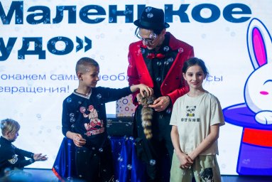 Фокус-шоу «Сеанс магии». Цирковое представление в ЦУМе Фокус-шоу «Сеанс магии». Цирковое представление в ЦУМе