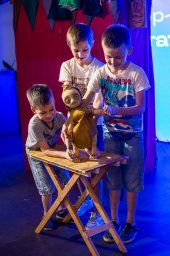 В нижегородском ЦУМе детям открыли тайны закулисья кукольного театра