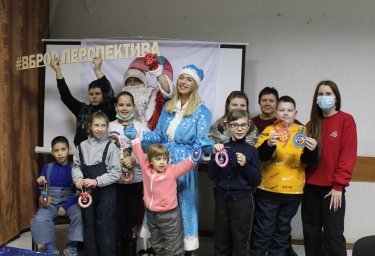 Воронежские общественники преподнесли новогодние подарки многодетным семьям и особенным детям