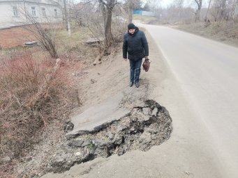 В Острогожске из-за отсутствия ливневки тонут частные дома и рушится дорога