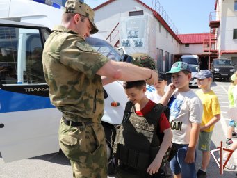 Всероссийская акция «Каникулы с Росгвардией» проходит в Югре Всероссийская акция «Каникулы с Росгвардией» проходит в Югре
