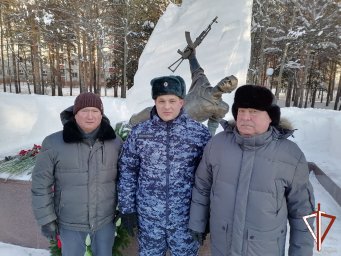 Военнослужащие и сотрудники Росгвардии в Югре почтили память россиян, исполнявших служебный долг за 