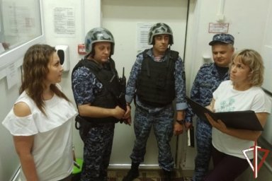 Росгвардия проводит тренировки на объектах образования в Югре Росгвардия проводит тренировки на объектах образования в Югре