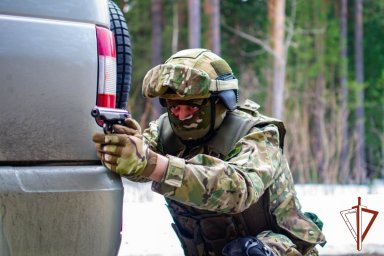 Сотрудники СОБР Росгвардии оказали содействие полицейским в задержании наркосбытчика в Югре Сотрудники СОБР Росгвардии оказали содействие полицейским в задержании наркосбытчика в Югре