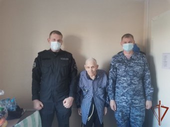 Офицеры Росгвардии поздравили с Днем защитника Отечества 96-летнего ветерана Великой Отечественной и