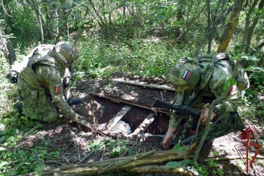 Спецназ Росгвардии ликвидировал три крупных схрона в Донецкой Народной Республике Спецназ Росгвардии ликвидировал три крупных схрона в Донецкой Народной Республике
