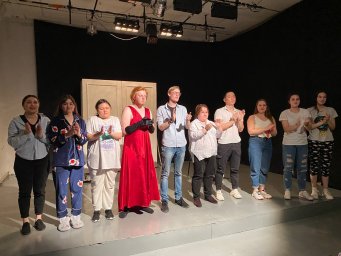 Студенческий театр ХГУ показал спектакль для школьников