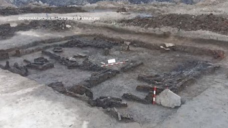 ​Бронзовые ножи и каменные зернотёрки обнаружили студенты-археологи ХГУ
