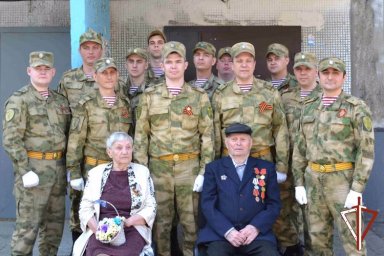«Парад у дома ветерана» провела Росгвардия в Кургане «Парад у дома ветерана» провела Росгвардия в Кургане