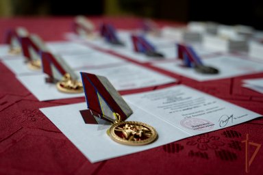 Командующий группировкой войск (сил) Росгвардии вручил государственные и ведомственные награды военн Командующий группировкой войск (сил) Росгвардии вручил государственные и ведомственные награды военн