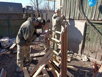 Росгвардейцы отремонтировали крыльцо в доме тяжело травмированной пожилой жительницы ЛНР