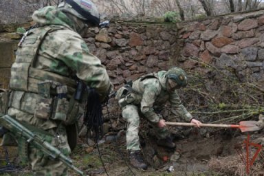 Житель ДНР помог росгвардейцам обнаружить крупный схрон противника