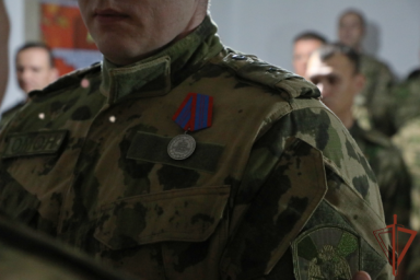 В ЛНР командующий группировкой войск вручил государственные награды росгвардейцам В ЛНР командующий группировкой войск вручил государственные награды росгвардейцам