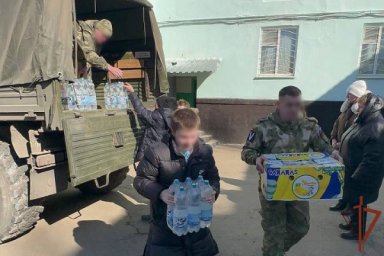 Росгвардия оказала адресную помощь эвакуированным из зоны боевого соприкосновения в ЛНР Росгвардия оказала адресную помощь эвакуированным из зоны боевого соприкосновения в ЛНР