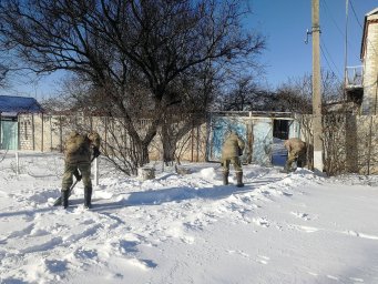 Росгвардейцы помогли местным жителям после снегопадов в ЛНР Росгвардейцы помогли местным жителям после снегопадов в ЛНР