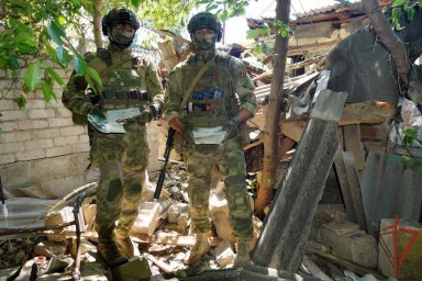Росгвардейцы обследовали обломки американской ракеты в ДНР Росгвардейцы обследовали обломки американской ракеты в ДНР