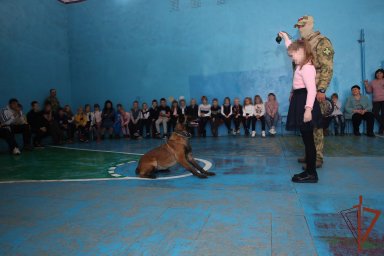 Росгвардейская служебная собака покорила сердца детей в ДНР Росгвардейская служебная собака покорила сердца детей в ДНР