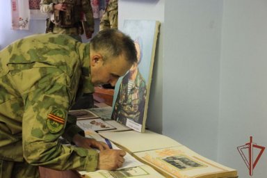 Росгвардейцы передали книги школьникам Херсонской области Росгвардейцы передали книги школьникам Херсонской области