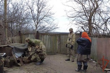 Росгвардейцы помогли пенсионерке в ДНР Росгвардейцы помогли пенсионерке в ДНР