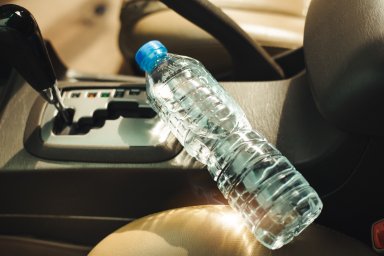 Внимание! Почему опасно хранить воду в пластиковых бутылках в жаркую погоду? Внимание! Почему опасно хранить воду в пластиковых бутылках в жаркую погоду?