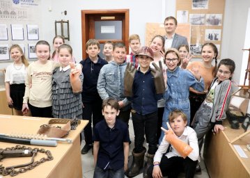 Специалисты «Калугаэнерго» провели экскурсию в Музее истории энергосистемы для учащихся калужской шк Специалисты «Калугаэнерго» провели экскурсию в Музее истории энергосистемы для учащихся калужской шк