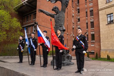 «Мы не вправе забывать, как тогда было тяжело нашей стране и людям»: в ЛЭТИ прошел митинг Памяти