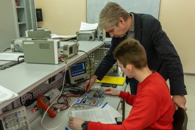 Студенты петербургского ЛЭТИ собрали уникальное оборудование для лаборатории схемотехники