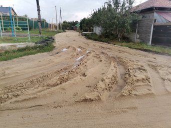 За гранью разумного: под Воронежем власти превратили улицу Лесную в песчаную