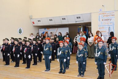 Офицеры Росгвардии приняли торжественную клятву у кадет подшефной школы в Нижневартовске