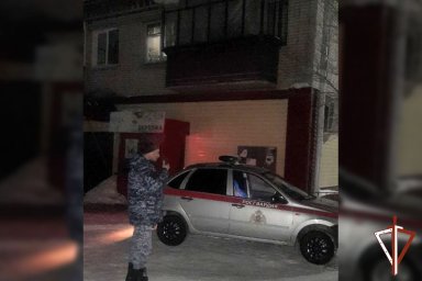 Росгвардейцы оперативно эвакуировали жильцов при возгорании дома в Зауралье