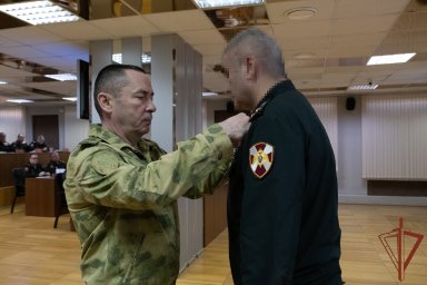 Командующий Уральским округом Росгвардии вручил государственные награды военнослужащим ведомства